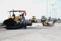 Công tác giải ngân vốn đầu tư tốt, tạo động lực cho các nhà thầu đẩy nhanh tiến độ thi công các công trình giao thông trọng điểm. Ảnh T.SỸ