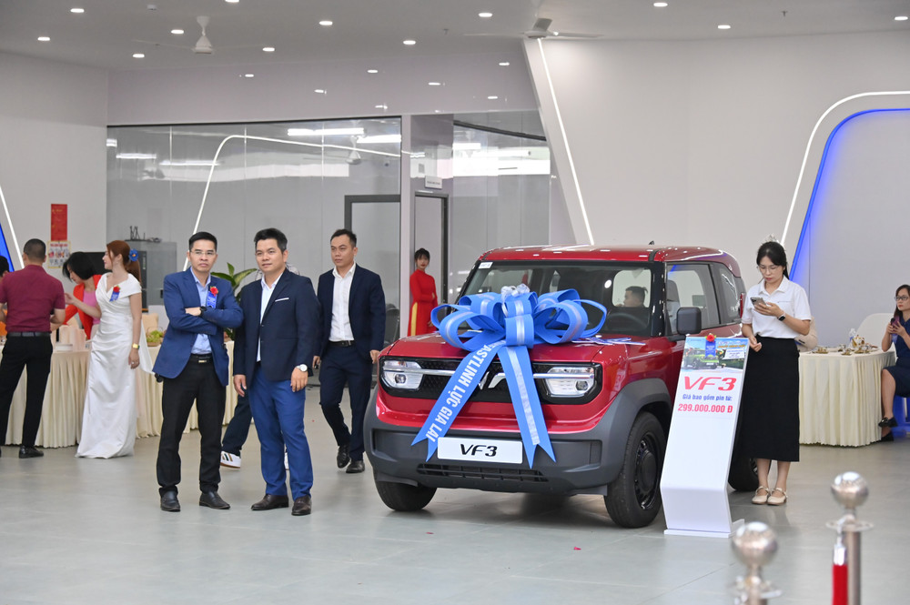 Đại biểu tham quan các dòng xe tại Showroom. Ảnh: Yến-Thụy 2.jpg