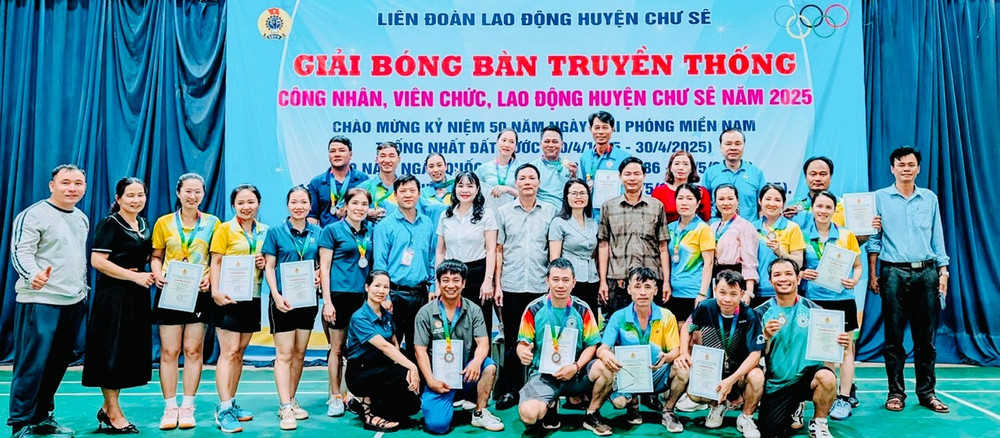 Ban tổ chức trao giải cho các vận động viên xuất sắc. Ảnh: Lê Hòa 3.jpg