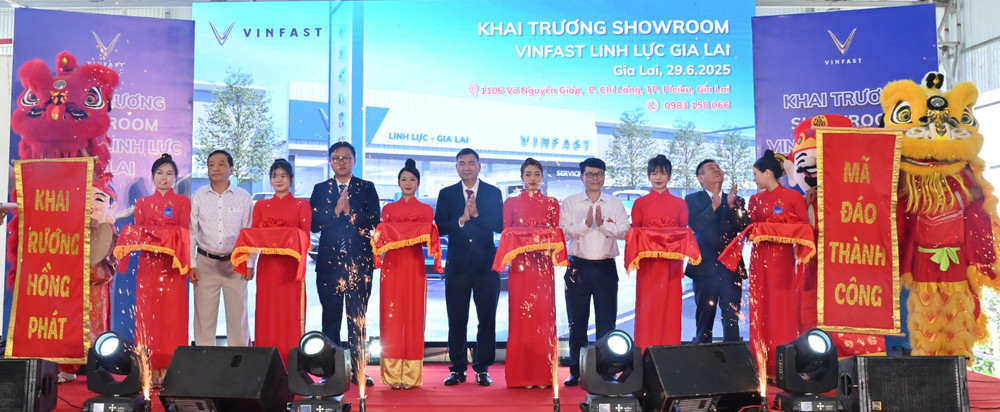 Các đại biểu thực hiện nghi thức cắt băng khánh thành, chính thức đưa Showroom VinFast Linh Lực Gia Lai vào hoạt động. Ảnh: Yến-Thụy 011.jpg