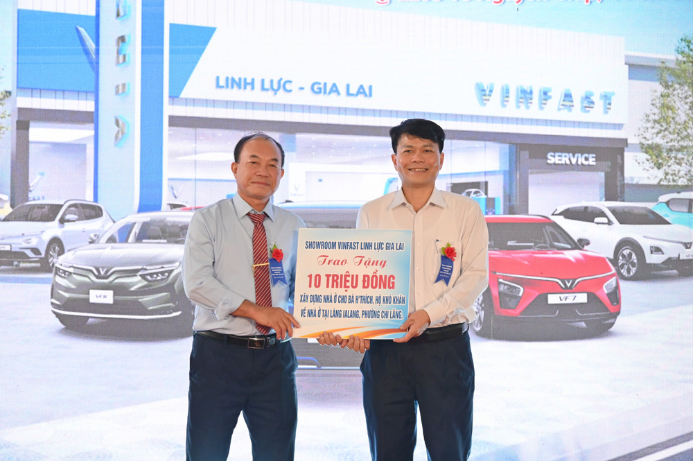Ông Lê Thanh Hải (bìa phải)-Chủ tịch UBND phường Chi Lăng nhận tiền tài trợ Quỹ xóa nhà tạm, nhà dột nát của Công ty dành cho hộ nghèo. Ảnh: Yến-Thụy 4.jpg