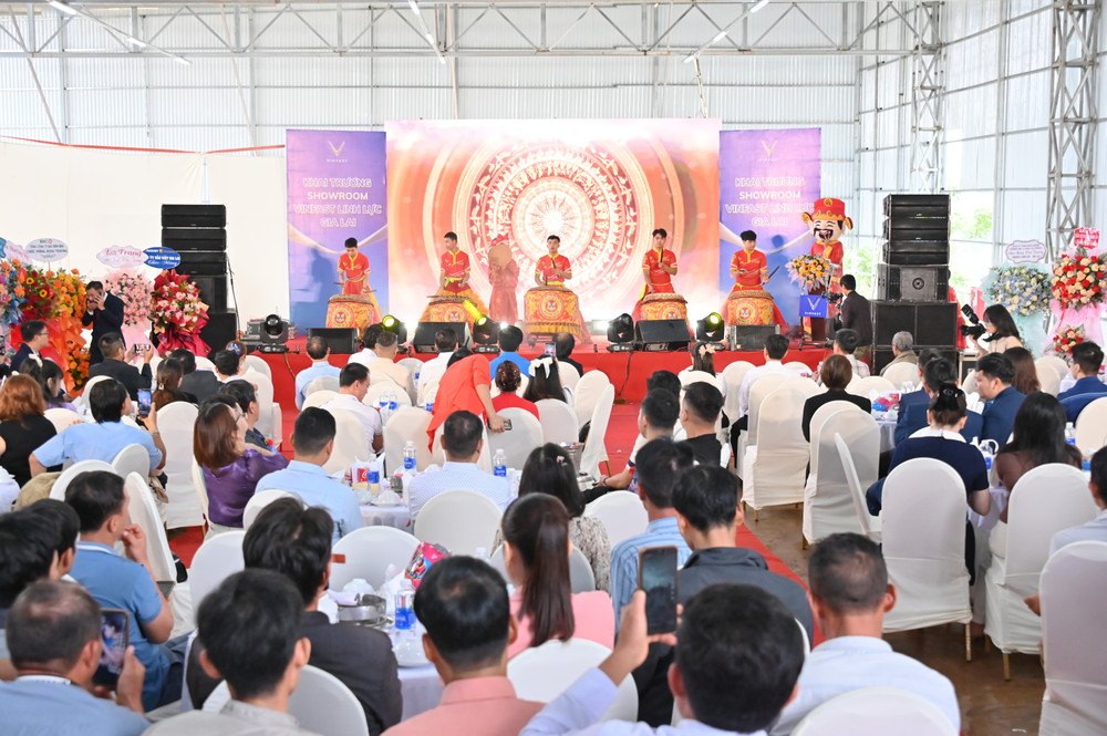 Văn nghệ chào mừng Khai trương. Ảnh: Yến-Thụy 7.jpg