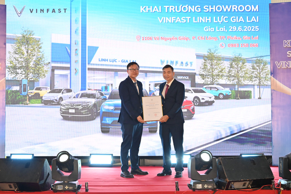Ông Nguyễn Thành Trung (bìa trái)-Quản lý Phát triển Đại lý miền Nam của VinFast trao giấy chứng nhận Đại lý chính thức cho Showroom VinFast Linh Lực Gia Lai. Ảnh: Yến-Thụy 5.jpg