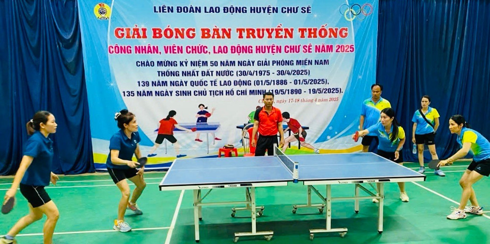 Các vận động viên tranh tài tại Giải bóng bàn truyền thống công nhân, viên chức, lao động huyện Chư Sê. Ảnh: Lê Hòa 4.jpg