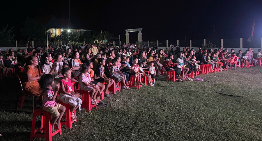 Đông đảo người dân buôn Ngôl tham dự buổi tuyên truyền của Phòng CSGT Công an tỉnh Gia Lai. Ảnh: Minh Ngọc dong-dao-nguoi-dan-buon-ngol-xa-uar-tham-du-va-theo-doi-noi-dung-tuyen-truyen-ttatgt-cua-cbcs-phong-csgt-cong-an-tinh-gia-lai-anh-minh-ngoc.jpg