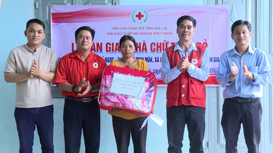 Hội Chữ thập đỏ tỉnh trao tặng món quà cho gia đình chị Rmah H’Ngọc. Ảnh: Minh Trung hoi-chu-thap-do-tinh-trao-tang-mon-qua-cho-gia-dinh-chi-rmah-h-ngoc.jpg