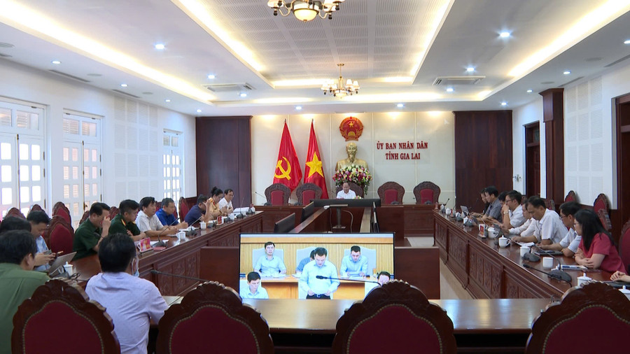 Phó Bí thư Tỉnh ủy, Chủ tịch UBND tỉnh Gia Lai Rah Lan Chung và các đồng chí thành viên Ban ATGT tỉnh dự hội nghị tại điểm cầu trụ sở UBND tỉnh. Ảnh: R’PIÊN pho-bi-thu-tinh-uy-chu-tich-ubnd-tinh-gia-lai-rah-lan-chung-va-cac-dong-chi-thanh-vien-ban-atgt-tinh-du-hn-tai-diem-cau-tru-so-ubnd-tinh.jpg