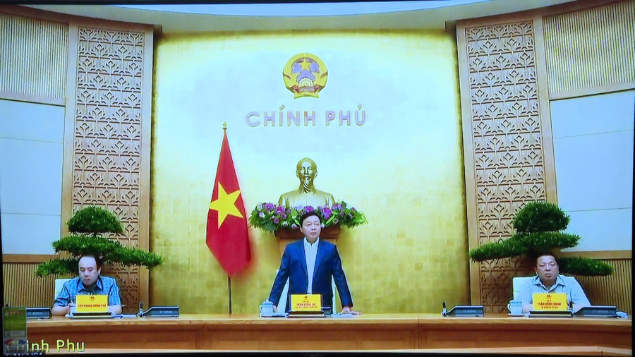 Phó Thủ tướng Trần Hồng Hà-Chủ tịch Ủy ban An toàn giao thông Quốc gia phát biểu tại hội nghị. Ảnh: R’PIÊN ghi-chu-pho-thu-tuong-chinh-phu-tran-hong-ha-chu-tich-uy-ban-an-toan-giao-thong-quoc-gia-phat-bieu-tai-hn.jpg