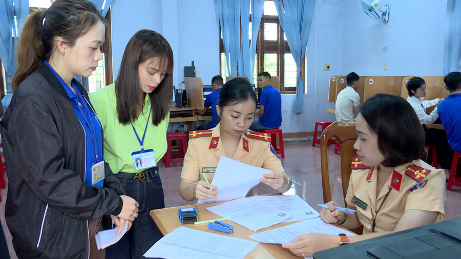 Các thí sinh làm thủ tục vào thi phần thi mô phỏng cac-thi-sinh-lam-thu-tuc-vao-thi-phan-thi-mo-phong.jpg