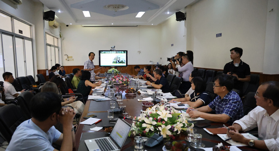 Ông Ngô Văn Tỉnh-Giám đốc Công ty TNHH Lâm nghiệp Quy Nhơn trình bày lợi ích rừng gỗ lớn từ thực tế triển khai dự án tại công ty trong thời gian qua. Ảnh: Ngọc Nga ong-ngo-van-tinh-giam-doc-cong-ty-tnhh-lam-nghiep-quy-nhon-trinh-bay-loi-ich-rung-go-lon-tu-thuc-te-trien-khai-du-an-tai-cong-ty-thoi-gian-qua-anh-ngoc-nga.jpg