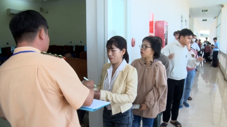 Hơn 10 ngàn thí sinh đăng ký tham dự sát hạch cấp giấy phép lái xe từ ngày 21 đến 31.7. Ảnh: Minh Ngọc hon-10-ngan-thi-sinh-dang-ky-tham-du-sat-hach-cap-giay-phep-lai-xe-tu-ngay-21-den-317-anh-minh-ngoc.jpg