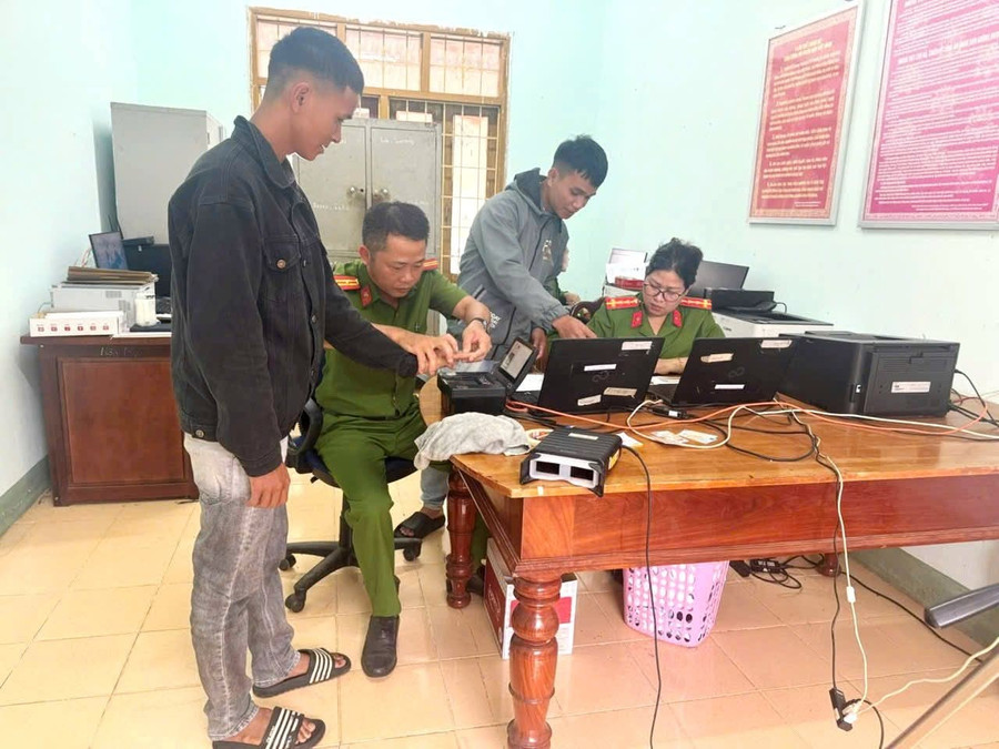 Thực hiện định danh điện tử cho người dân. Ảnh: Minh Ngọc thuc-hien-dinh-danh-dien-tu-cho-nhan-dan-anh-minh-ngoc.jpg
