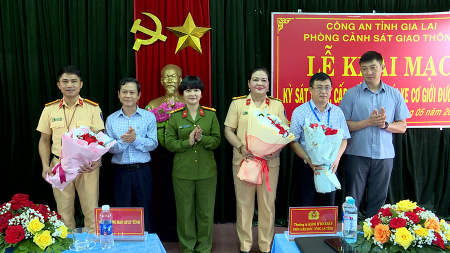 Phó Giám đốc Công an tỉnh Ksor H'Bơ KHắp và Phó Giám đốc Sở Xây dựng Trần Đình Sơn tặng hoa cho Hội đồng sát hạch, cấp giấy phép lái xe cơ giới đường bộ pho-giam-doc-cong-an-tinh-ksor-hbo-khap-va-pho-giam-doc-so-xay-dung-tran-dinh-son-tang-hoa-cho-hoi-dong-sat-hach-cap-giay-phep-lai-xe-co-gioi-duong-bo.jpg