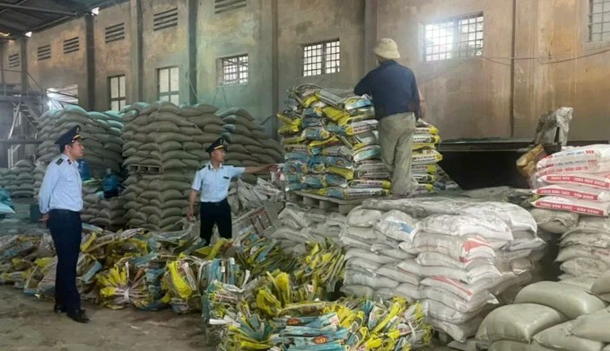 Lực lượng quản lý thị trường kiểm tra kho phân bón của Công ty Sao Đỏ luc-luong-quan-ly-thi-truong-kiem-tra-kho-phan-bon-cua-cong-ty-sao-do.jpg