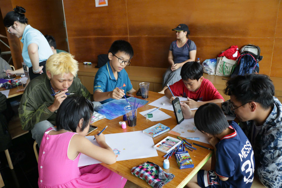 Hoạt động vẽ tranh thiên văn thu hút đông đảo các bạn trẻ, chủ yếu là học sinh tham gia. Ảnh: T.LỢI hoat-dong-ve-tranh-thien-van-thu-hut-dong-dao-cac-ban-tre-chu-yeu-la-hoc-sinh-tham-gia-anh-tloi.jpg