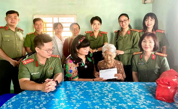 Ban thanh niên, Ban phụ nữ Công an tỉnh Gia Lai và đại diện Quỹ "Lá Xanh" chùa Đống Cao thăm hỏi, tặng quà Mẹ Việt Nam Anh hùng Phan Thị Hưng. Ảnh: Minh Ngọc ban-thanh-nien-ban-phu-nu-cong-an-tinh-gia-lai-va-dai-dien-quy-la-xanh-chua-dong-cao-tham-hoi-tang-qua-me-viet-nam-anh-hung-phan-thi-hung-anh-minh-ngoc.jpg