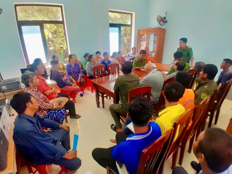 Công an Nhơn Châu hướng dẫn kích hoạt VNiID. Ảnh: Minh Ngọc cong-an-nhon-chau-huong-dan-kich-hoat-vniid-anh-minh-ngoc.jpg