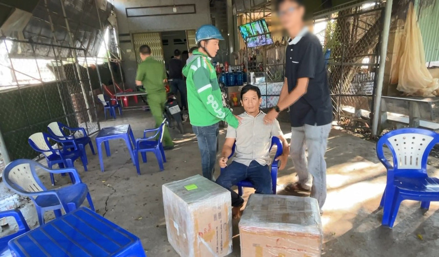 Lực lượng Công an bắt quả tang hành vi tàng trữ thuốc lá điếu nhập lậu của đối tượng Huỳnh Ngọc Thân. Ảnh: Minh Ngọc thoi-diem-luc-luong-cong-an-bat-qua-tang-hanh-vi-tang-tru-thuoc-la-nhap-lau-cua-doi-tuong-huynh-ngoc-than-anh-minh-ngoc.jpg