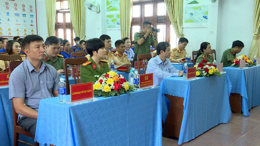 Quang cảnh lễ khai mạc kỳ sát hạch, cấp giấy phép lái xe cơ giới đường bộ quang-canh-le-khai-mac-ky-sat-hach-cap-giay-phep-lai-xe-co-gioi-duong-bo.jpg