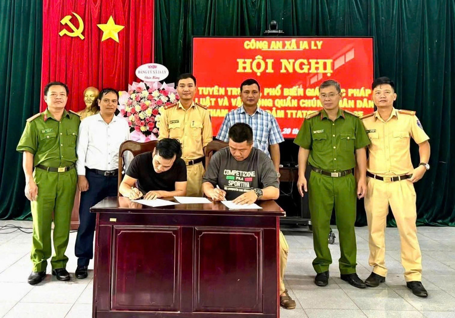 Nhân dân xã Ia Ly ký cam kết chấp hành ATGT. Ảnh: Minh Ngọc nhan-dan-xa-ialy-ky-cam-ket-chap-hanh-atgt-an-minh-ngoc.jpg