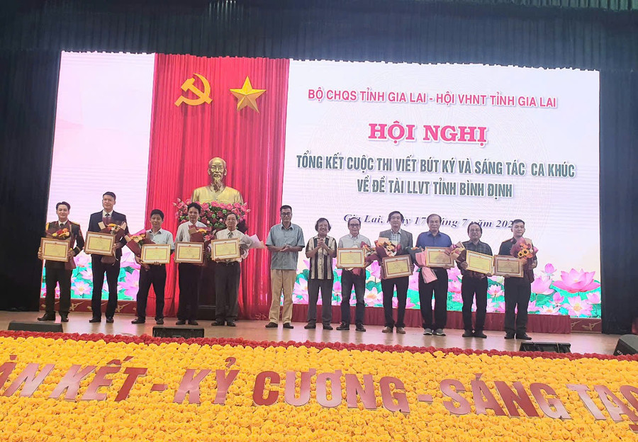 Trao các giải cho các tác phẩm đạt giải mảng Ca khúc. Gồm 1 giải A, 2 giải B, 2 giải C và 5 giải Khuyến khích. Ảnh: Nguyễn Hằng trao-cac-giai-cho-cac-tac-pham-dat-giai-mang-ca-khuc-gom-1-giai-a-2-giai-b-2-giai-c-va-5-giai-khuyen-khich-anh-nguyen-hang.jpg
