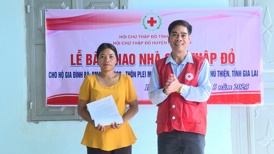 Đại diện Hội Chữ thập đỏ tỉnh trao quyết định tặng nhà cho hộ gia đình chị Rmah H’Ngọc. Ảnh: Minh Trung dai-dien-hoi-chu-thap-do-tinh-trao-quyet-dinh-tang-nha-cho-ho-gia-dinh-chi-rmah-h-ngoc.jpg