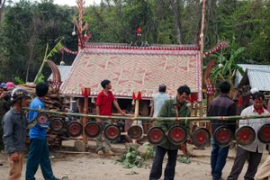 Nhà mồ-tác phẩm nghệ thuật bị “bỏ lại” cho gió núi Trường Sơn