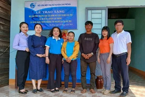 Trao tặng “Mái ấm tình thương” cho phụ nữ nghèo vùng biên giới Gia Lai 