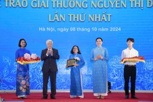 Phó Chủ tịch Thường trực Hội LHPN tỉnh Gia Lai được trao giải thưởng Nguyễn Thị Định