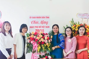 Phó Chủ tịch UBND tỉnh Nguyễn Thị Thanh Lịch chúc mừng Hội LHPN tỉnh nhân ngày 20-10