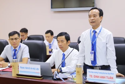 TS. Đinh Anh Tuấn, Phó Hiệu trưởng Trường Đại học Quy Nhơn, chủ trì họp báo. Ảnh: MINH HIỀN