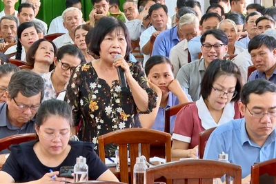 ĐBQH Nguyễn Lân Hiếu trao đổi với cử tri.