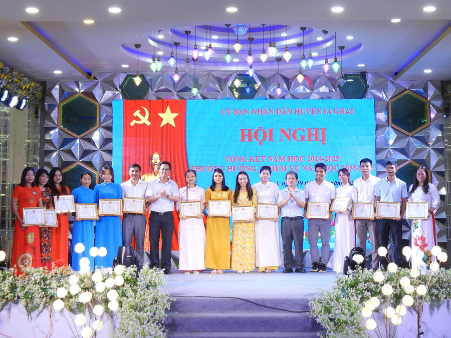 Các tập thể có thành tích trong phong trào thi đua năm học 2024-2025 được Chủ tịch UBND huyện Ia Grai khen thưởng. Ảnh Thanh Nhật cac-tap-the-co-thanh-tich-trong-phong-trao-thi-dua-nam-hoc-2024-2025-duoc-chu-tich-ubnd-huyen-ia-grai-khen-thuong-anh-thanh-nhat-scn5134.jpg