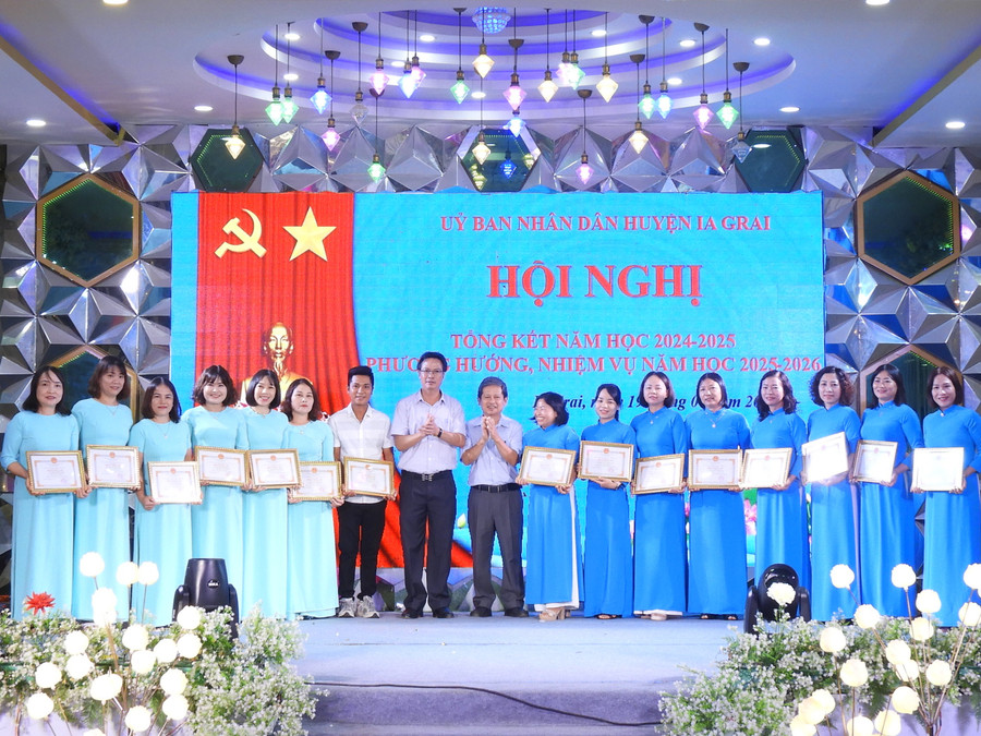 Các cá nhân có thành tích trong phong trào thi đua năm học 2024-2025 được Chủ tịch UBND huyện Ia Grai khen thưởng. Ảnh Thanh Nhật cac-ca-nhan-co-thanh-tich-trong-phong-trao-thi-dua-nam-hoc-2024-2025-duoc-chu-tich-ubnd-huyen-ia-grai-khen-thuong-anh-thanh-nhat-dscn5130.jpg