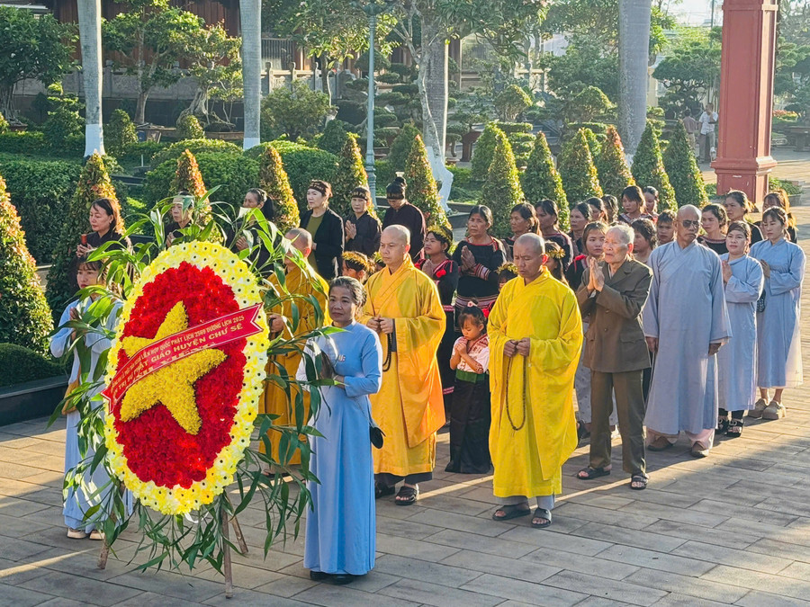 Khoá lễ cầu nguyện cho hương hồn các anh hùng liệt sĩ đã hy sinh xương máu trong cuộc đấu tranh giành độc lập tự do cho quê hương đất nước. Ảnh Thanh Nhật z6594836110313-9b1183982cb3241442aa6fd1f9525905.jpg
