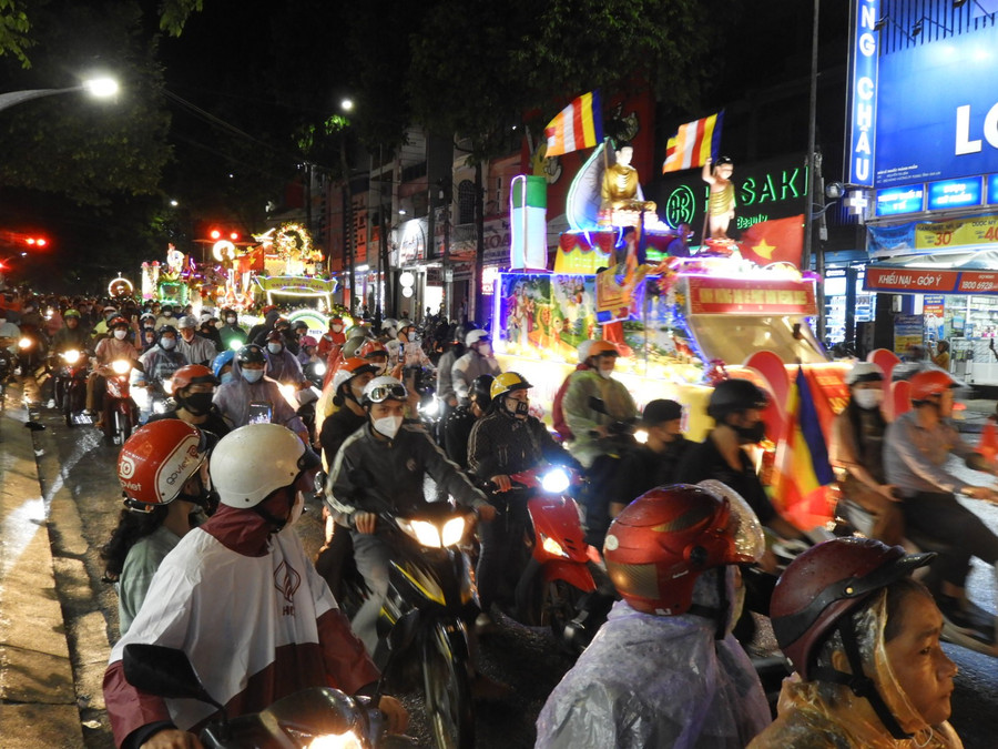 không khí phấn khởi, hân hoan trong kỳ Đại lễ Vesak Liên Hợp Quốc 2025 ở phố núi Pleiku. Ảnh Thanh Nhật dscn3906.jpg