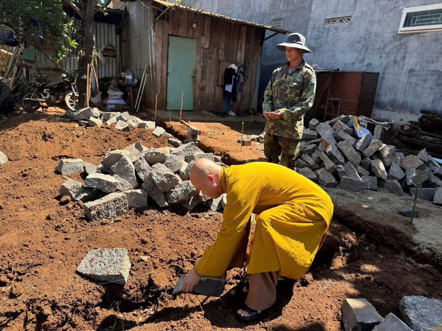 Ban Trị sự Giáo hội Phật giáo Việt Nam huyện Chư Sê phối hợp Chùa Mỹ Thạch (thị trấn Chư Sê), tổ chức lễ đặt đá khởi công xây nhà cho hộ ông Rah Lan Din ở thôn Tốt Biơch, thị trấn Chư Sê. Ảnh Thanh Nhật z6594792454278-b4d196ee924d244825ca3a950490138f.jpg
