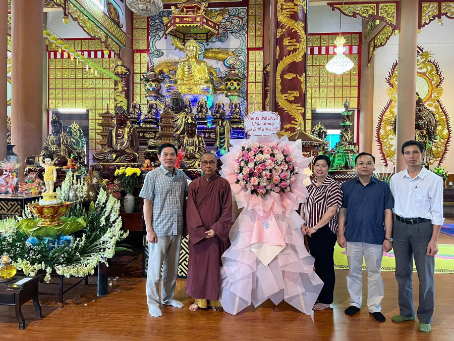Đại diện một số cơ quan ban ngành tỉnh đã tổ chức đến thăm và chúc mừng các chùa, tịnh xá tiêu biểu trên địa trên địa bàn tỉnh. Ảnh Thanh Nhật dai-dien-mot-so-co-quan-ban-nganh-tinh-da-to-chuc-den-tham-va-chuc-mung-cac-chua-tinh-xa-tieu-bieu-tren-dia-tren-dia-ban-tinh-anh-thanh-nhat.jpg
