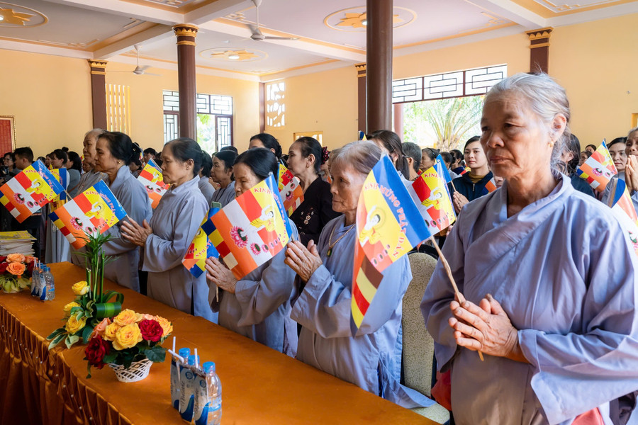Bà con phật tử tham dự Đại Lễ Phật đản Phật lịch 2569. Ảnh Thanh Nhật ba-con-phat-tu-tham-du-dai-le-phat-dan-phat-lich-2569-anh-thanh-nhat.jpg
