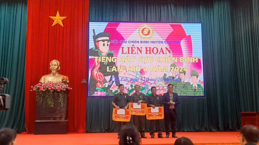 ban-to-chuc-trao-giai-cho-tap-the-co-thanh-tich-tai-lien-hoan-tieng-hat-hoi-cuu-chien-binh-huyen-chu-pah-lan-thu-4-nam-2024-anh-thanh-nhat-3891.jpg