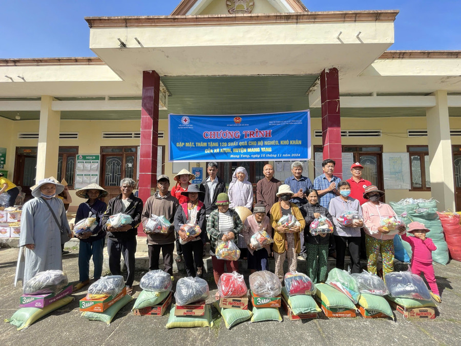Các vị chức sắc, tăng ni Phật Giáo tặng quà người dân có hoàn cảnh khó khăn tại xã Ayun, huyện Mang Yang. Ảnh Thanh Nhật cac-vi-chuc-sac-tang-ni-phat-giao-tang-qua-nguoi-dan-co-hoan-canh-kho-khan-tai-xa-ayun-huyen-mang-yang-anh-thanh-nhat.jpg