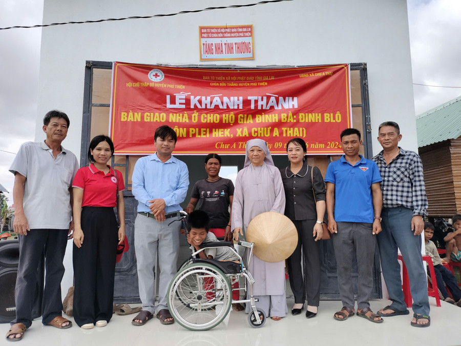 Lễ khánh thành bàn giao nhà ở cho hộ nghèo Đinh Blô ở thôn Plei Hek, xã Chư A Thai, huyện Phú Thiện. Ảnh Thanh Nhật le-khanh-thanh-ban-giao-nha-o-cho-ho-ngheo-dinh-blo-o-thon-plei-hek-xa-chu-a-thai-huyen-phu-thien-anh-thanh-nhat.jpg