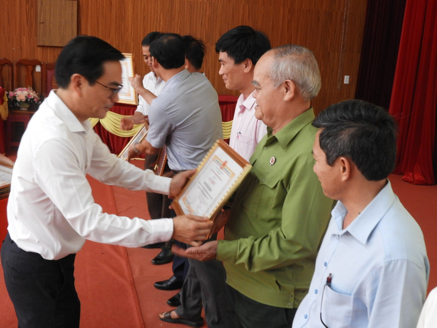លោក Bui Thanh Binh - អនុលេខាគណៈកម្មាធិការបក្សស្រុក ប្រធានគណៈកម្មាធិការប្រជាជនស្រុក បានប្រគល់ប័ណ្ណសរសើរដល់សមូហភាព និងបុគ្គលដែលមានស្នាដៃឆ្នើមក្នុងរយៈពេល ១០ ឆ្នាំនៃការអនុវត្តសេចក្តីណែនាំលេខ ០៥-CT/TW របស់ការិយាល័យនយោបាយ។ រូបថតរបស់ Thanh Nhat ong-bui-thanh-binh-pho-bi-thu-huyen-uy-chu-tich-ubnd-huyen-trao-giay-khen-cho-cac-tap-the-va-ca-nhan-co-thanh-tich-xuat-sac-qua-10-nam-thuc-hien-chi-thi-so-05-cttw-cua-bo-chinh-tri-anh-thanh-nhat-dscn2702.jpg