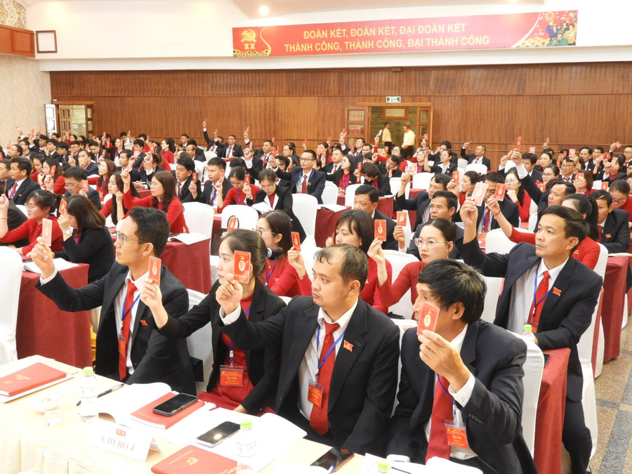 Đảng viên Đảng bộ Agribank Chi nhánh Đông Gia Lai biểu quyết các chỉ tiêu, nhiệm vụ trọng tâm nhiệm kỳ 2025-2030. Ảnh Thanh Nhật dang-vien-dang-bo-agribank-chi-nhanh-dong-gia-lai-bieu-quyet-cac-chi-tieu-nhiem-vu-trong-tam-nhiem-ky-2025-2030-anh-thanh-nhat-dscn4634.jpg