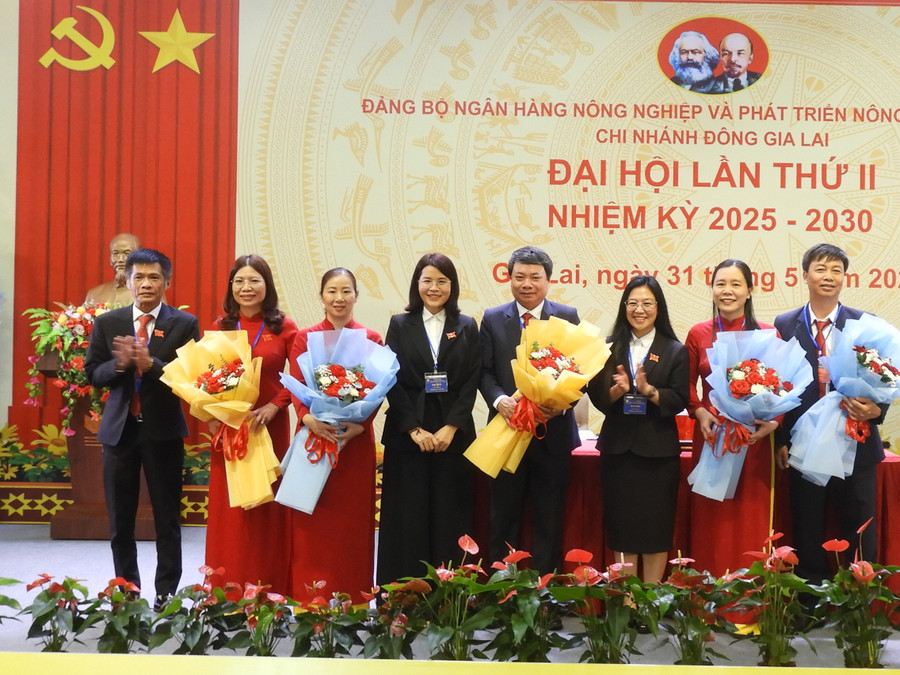 Ban Chấp hành Đảng bộ Agribank Chi nhánh Đông Gia Lai khoá II (nhiệm kỳ 2025-2030) ra mắt và nhận nhiệm vụ tại đại hội. Ảnh Thanh Nhật ban-chap-hanh-dang-bo-agribank-chi-nhanh-dong-gia-lai-khoa-ii-ra-mat-va-nhan-nhiem-vu-tai-dai-hoi-anh-thanh-nhat-dscn4605.jpg