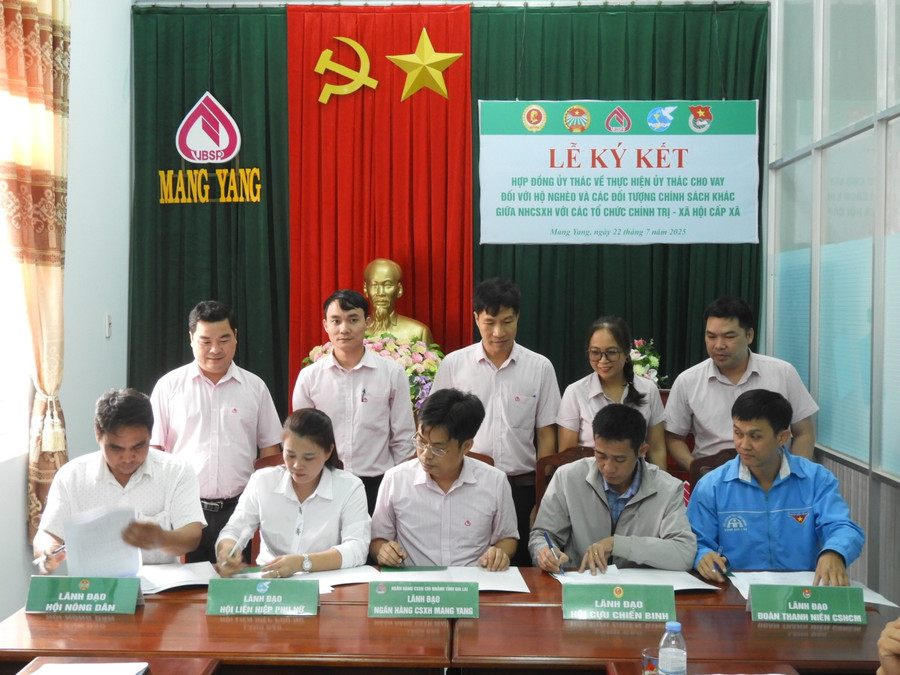 lanh-dao-phong-giao-dich-nhcsxh-mang-yang-va-cac-to-chuc-chinh-tri-xa-hoi-cua-cac-xa-ky-ket-hop-dong-uy-thac-ve-thuc-hien-uy-thac-cho-vay-doi-voi-ho-ngheo-va-cac-doi-tuong-chinh-sach-khac-anh-thanh-nhat-dscn6217.jpg