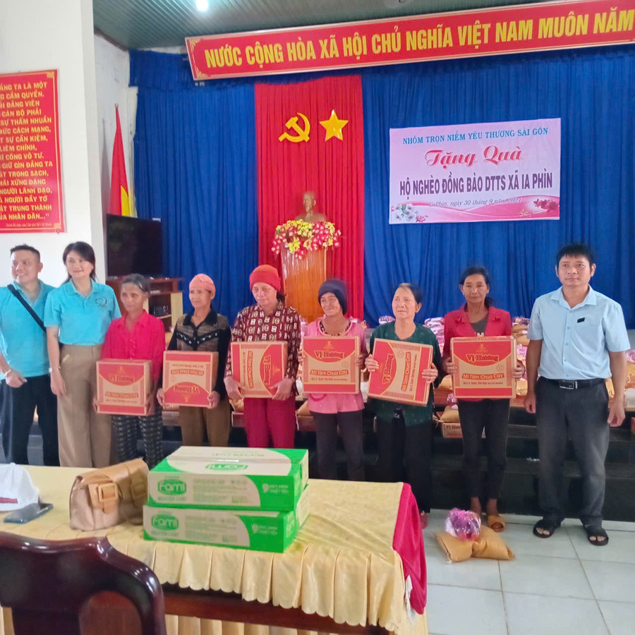 Xã Ia Phìn, huyện Chư Prông phối hợp tổ chức chương trình tặng quà các hộ dân tộc thiểu số có hoàn cảnh khó khăn, nhân dịp Xuân Ất Tỵ 2025. Ảnh Thanh Nhật xa-ia-phin-huyen-chu-prong-phoi-hop-to-chuc-chuong-trinh-tang-qua-cho-cac-ho-dan-toc-thieu-so-co-hoan-can-kho-khan-nhan-dip-xuan-at-ty-2025-anh-thanh-nhat.jpg