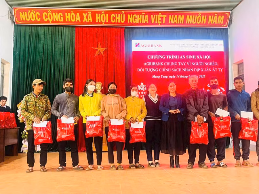 ngan-hang-nong-nghiep-va-ptnt-chi-nhanh-huyen-mang-yang-tang-qua-tet-at-ty-2025-cho-cac-ho-gia-dinh-co-hoan-canh-kho-khan-tai-xa-dak-djrang-anh-thanh-nhat.jpg