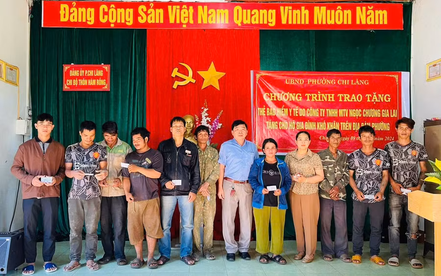 phuong-chi-lang-tppleiku-phoi-hop-voi-doanh-nghiep-tai-tro-tang-the-bao-hiem-y-te-cho-nguoi-ngheo-tren-dia-ban-phuong-anh-thanh-nhat.jpg