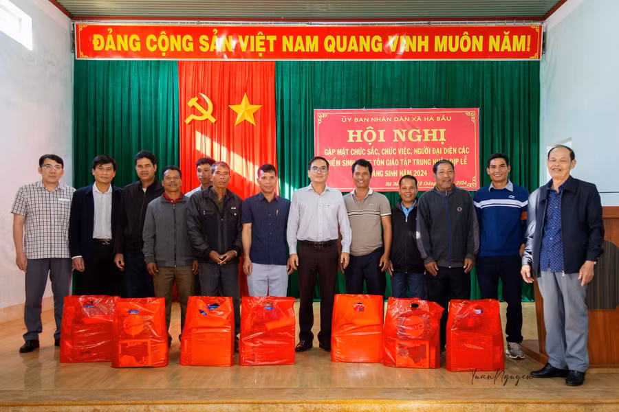 dang-uy-hdnd-ubnd-uy-ban-mttq-viet-nam-xa-ha-bau-huyen-dak-doa-to-chuc-gap-mat-than-mat-chuc-sac-chuc-viec-dao-cong-giao-va-tin-lanh-tren-dia-ban-xa-nhan-dip-le-giang-sinh-nam-2024-anh-thanh-nhat.jpg